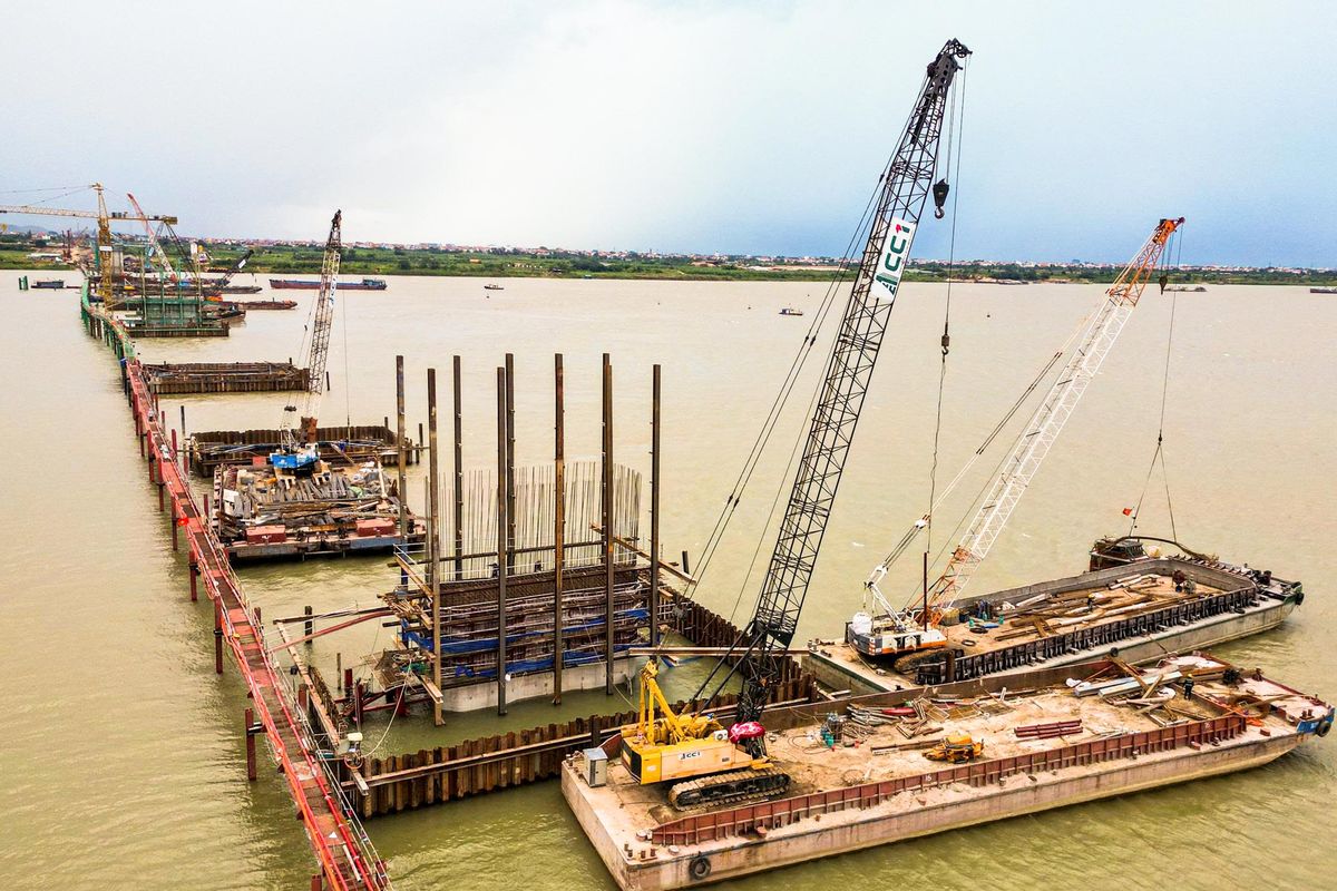 Công trường thi công trụ cầu trên sông Hồng